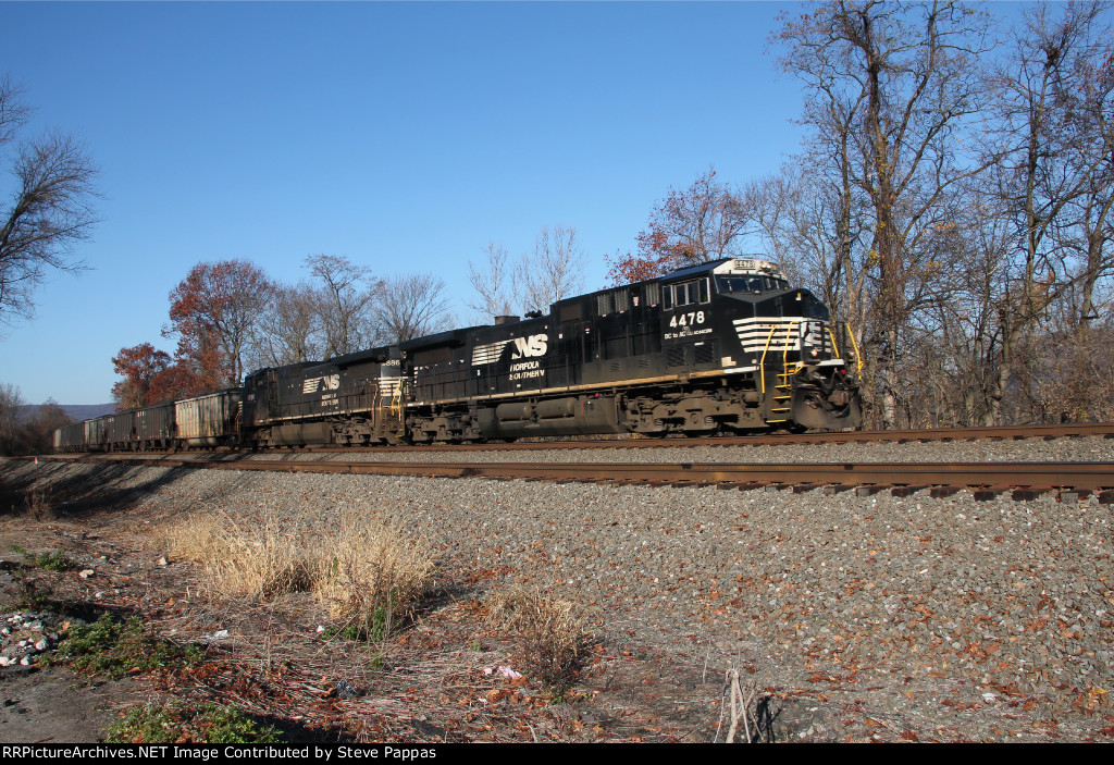 NS 4478 leads train 592 toward Baltimore
